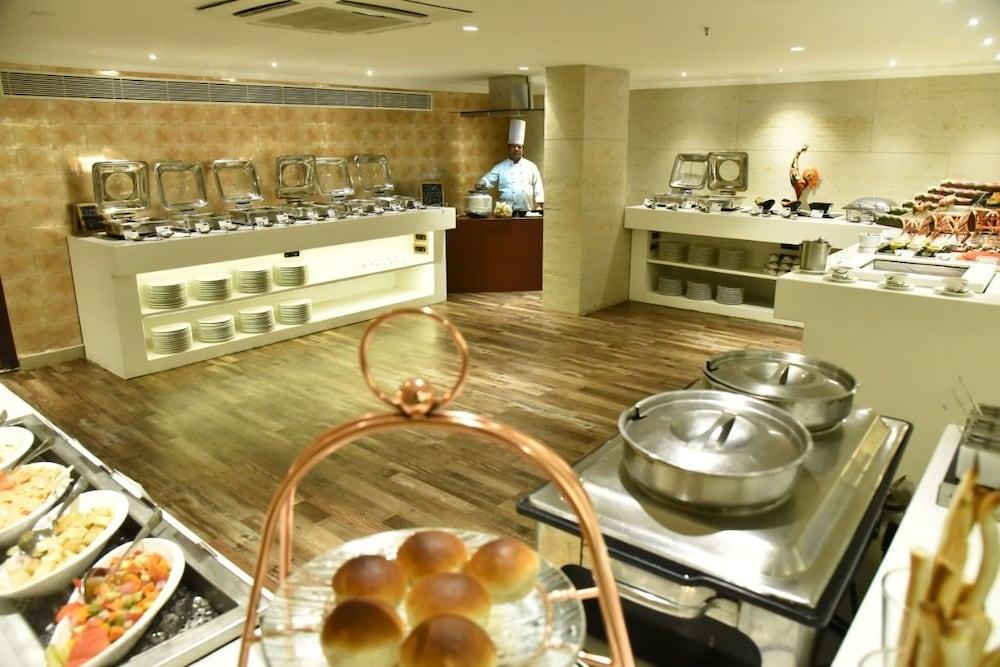 Royalton Hyderabad Abids Hotel Bagian luar foto