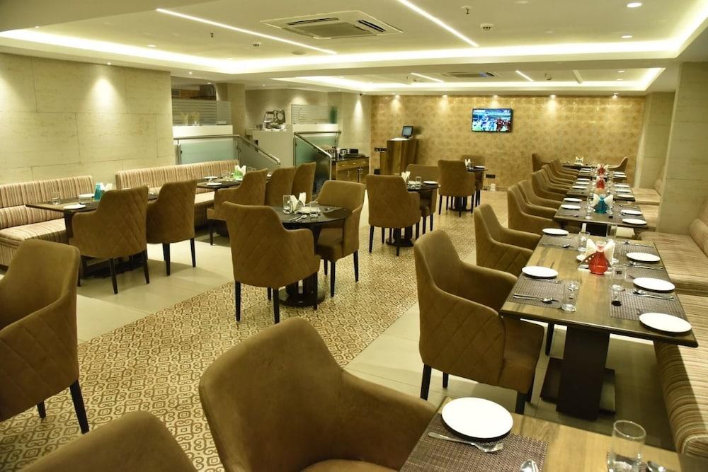 Royalton Hyderabad Abids Hotel Bagian luar foto