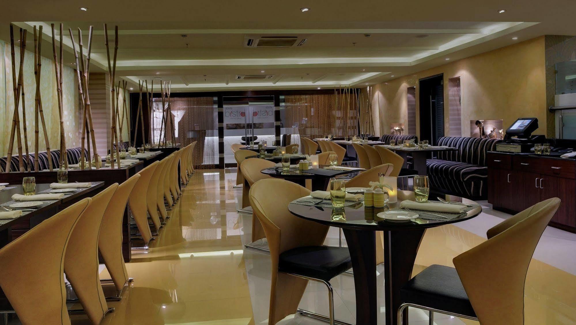 Royalton Hyderabad Abids Hotel Bagian luar foto
