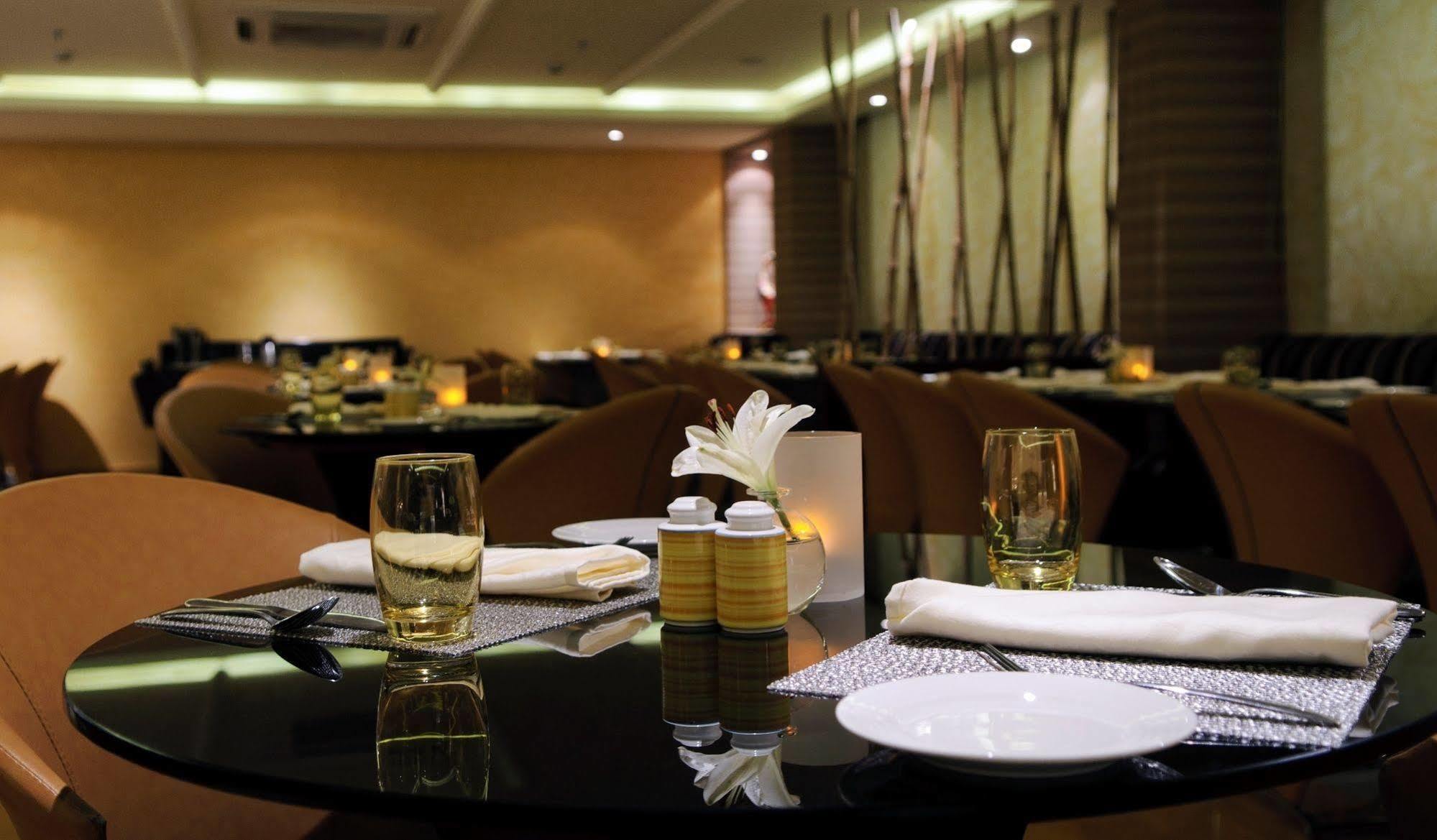 Royalton Hyderabad Abids Hotel Bagian luar foto