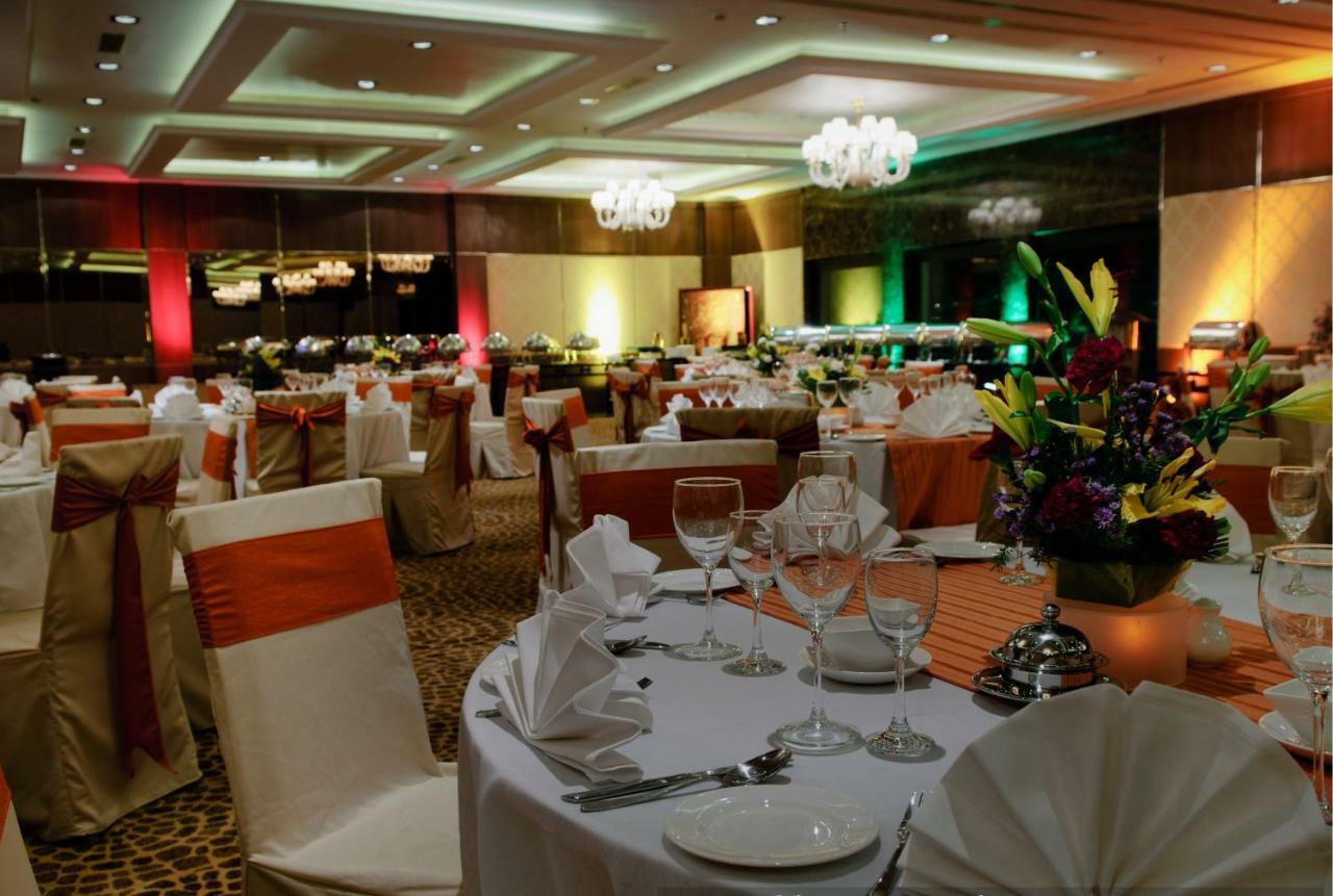 Royalton Hyderabad Abids Hotel Bagian luar foto