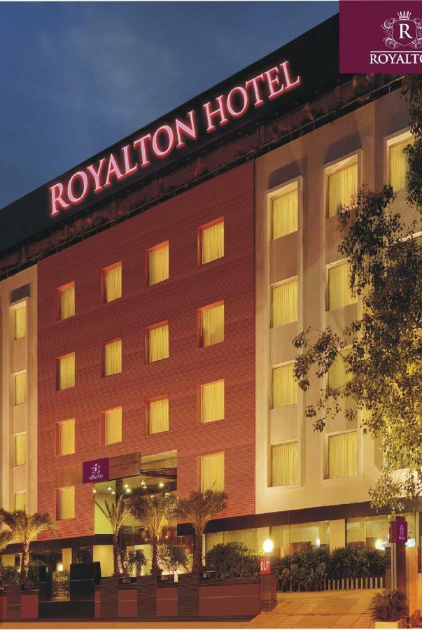 Royalton Hyderabad Abids Hotel Bagian luar foto
