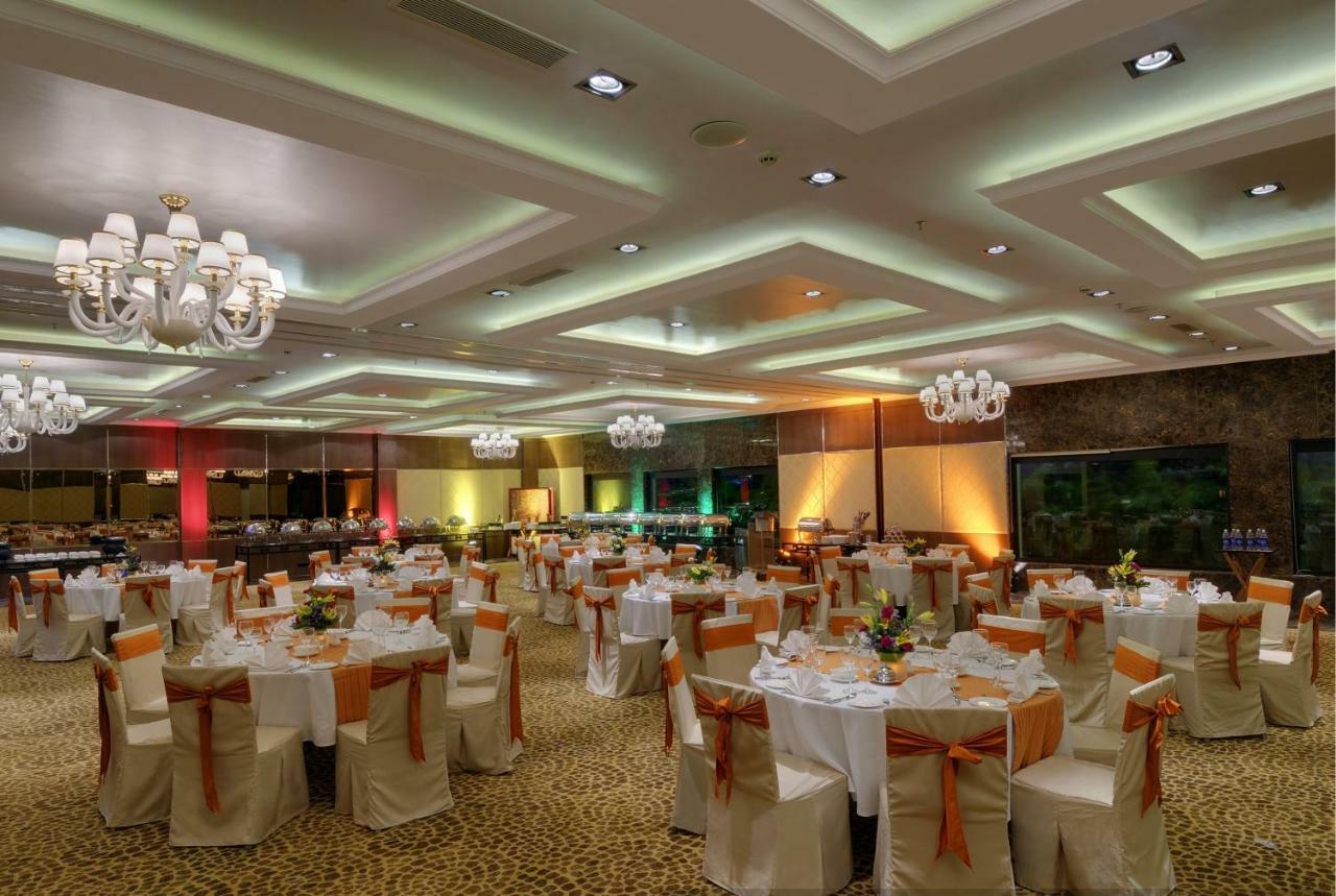 Royalton Hyderabad Abids Hotel Bagian luar foto